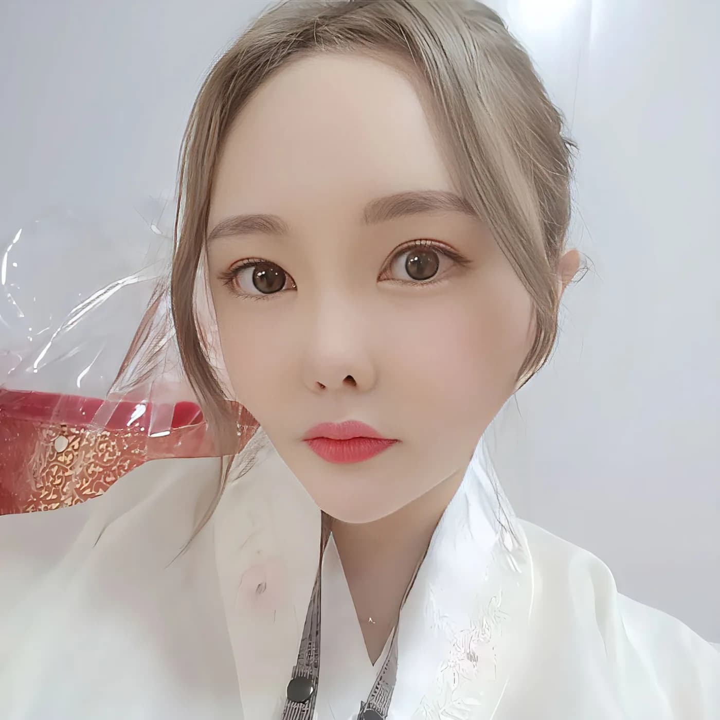 흰 한복을 입고 정면을 바라보는 모습