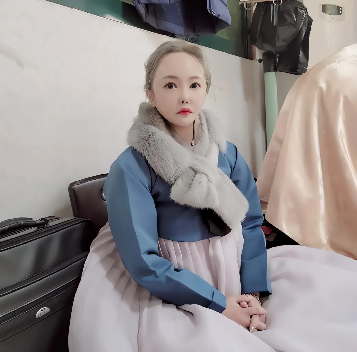 털 목도리를 두른 하늘색 저고리 한복
